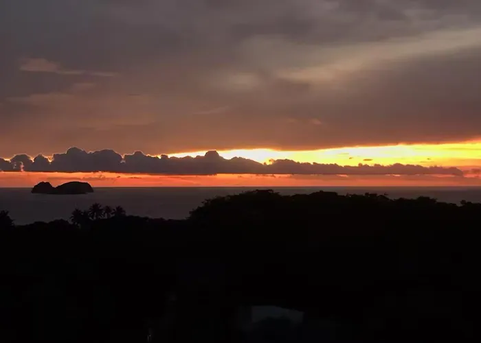 Penthouse: Ocean Views, 2 Pools * Playa Hermosa (Guanacaste)