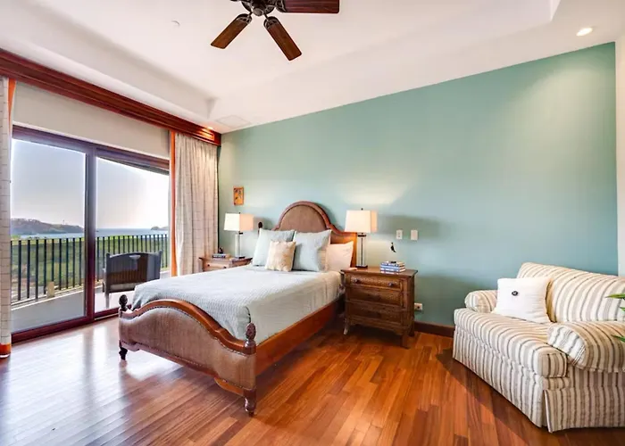 Penthouse: Ocean Views, 2 Pools Playa Hermosa (Guanacaste)