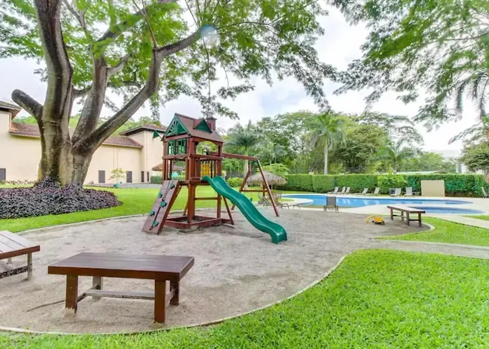 Penthouse: Ocean Views, 2 Pools * Playa Hermosa (Guanacaste)